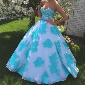 Beautiful Ballgown Prom dress